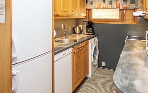 Kuusela: Holz, Flooring, Major Appliance, Fussboden, Küche, Interior Design, Möbel, Countertop, Küchengerät, Zimmer