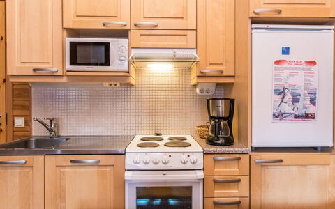 Rukansyli 1: Küchengerät, Küche, Major Appliance, Cabinetry, Countertop, Möbel, Haushaltsgerät, Holz, Kleingeräte, Herd