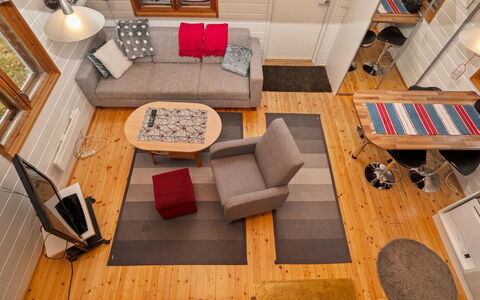 Kaukosaaren Ahonrinne: Möbel, Flooring, Fussboden, Couch, Interior Design, Holz, Wohnzimmer, Holzboden, Wohnung, Zimmer
