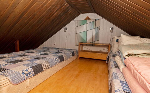 Kaukosaaren Ahonrinne: Flooring, Fussboden, Holz, Decke, Möbel, Interior Design, Schlafzimmer, Dachboden, Zimmer, Bett