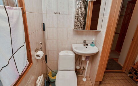 Kaukosaaren Ahonrinne: Bad Sink, Armatur, Badezimmer, Toilleten Sitz, Sinken, Fussboden, Flooring, Toilette, Installation, Zapfhahn