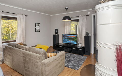 Vuorimäki: Flooring, Möbel, Interior Design, Fussboden, Holz, Decke, Wohnzimmer, Beleuchtung, Zimmer, Couch