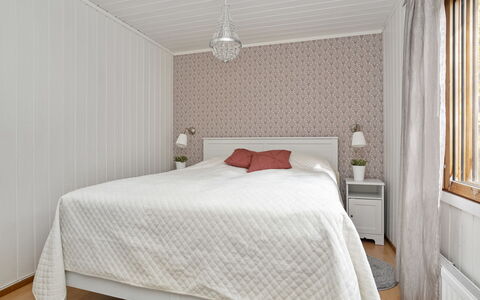Vuorimäki: Holz, Flooring, Interior Design, Fussboden, Schlafzimmer, Decke, Bett, Zimmer, Bettdecke, Linens