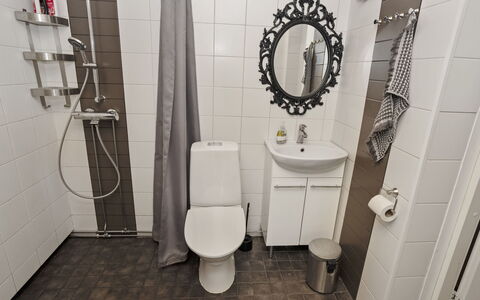 Vuorimäki: Toilleten Sitz, Toilette, Armatur, Badezimmer, Flooring, Fussboden, Interior Design, Installation, Fliese, Sinken