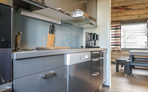 Kiehinen 2: Countertop, Möbel, Cabinetry, Küche, Interior Design, Flooring, Holz, Küchengerät, Decke, Fussboden