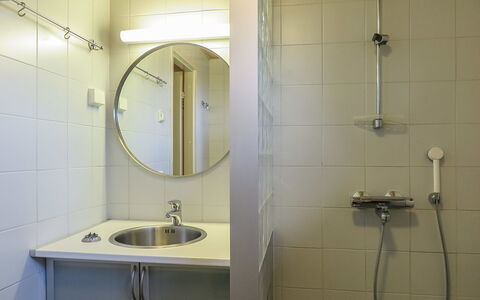 Kiehinen 2: Armatur, Wand, Badezimmer, Bad Sink, Interior Design, Flooring, Sinken, Fussboden, Zapfhahn, Installation