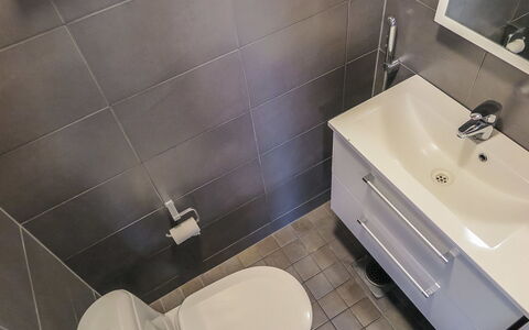Kiehinen 2: Armatur, Toilleten Sitz, Bad Sink, Badezimmer, Flooring, Fussboden, Toilette, Sinken, Interior Design, Installation