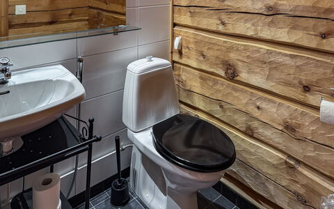 Sompsanniemi: Toilleten Sitz, Toilette, Holz, Flooring, Armatur, Badezimmer, Fussboden, Interior Design, Installation, Sinken