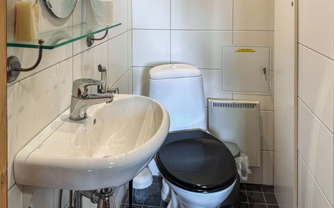 Sompsanniemi: Toilleten Sitz, Badezimmer, Bad Sink, Toilette, Armatur, Sinken, Interior Design, Zapfhahn, Flooring, Installation