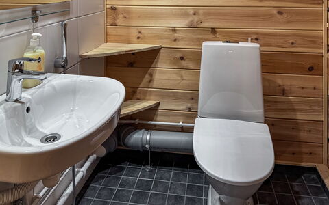 Sompsanniemi: Toilleten Sitz, Toilette, Flooring, Badezimmer, Armatur, Holz, Fussboden, Interior Design, Sinken, Installation