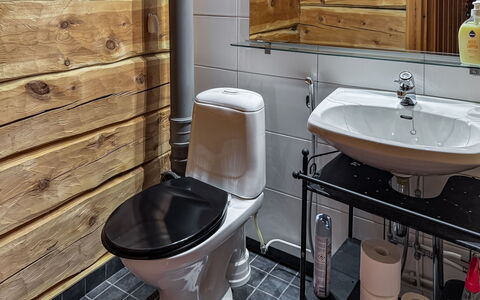 Sompsanniemi: Toilleten Sitz, Badezimmer, Toilette, Armatur, Flooring, Fussboden, Sinken, Interior Design, Installation, Zapfhahn