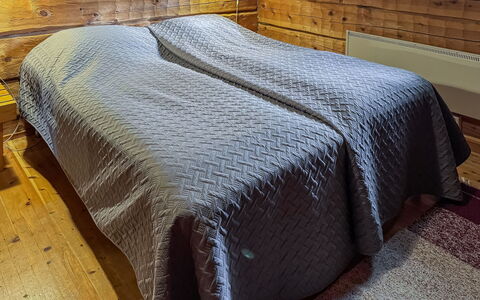 Sompsanniemi: Holz, Flooring, Fussboden, Schlafzimmer, Linens, Holzboden, Bettrahmen, Bett, Hartholz, Bedding