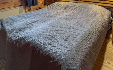 Sompsanniemi: Textil, Linens, Flooring, Fussboden, Schlafzimmer, Bettrahmen, Holzboden, Hartholz, Bedding, Bett