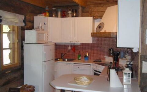 Rantapuro: Möbel, Küche, Holz, Interior Design, Countertop, Flooring, Küchengerät, Major Appliance, Decke, Zimmer