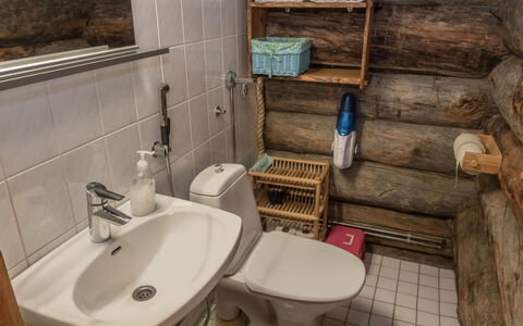 Salmikangas H2: Toilleten Sitz, Holz, Armatur, Flooring, Toilette, Fussboden, Installation, Badezimmer, Bad Sink, Interior Design