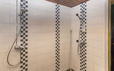 Lomapohjas 2: Badezimmer, Flooring, Armatur, Fussboden, Duschkopf, Dusche, Installation, Interior Design, Fliese, Verbundwerkstoff