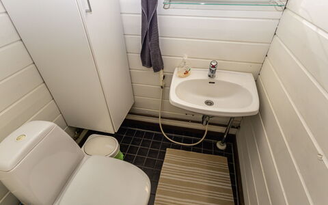 Lomapohjas 2: Toilleten Sitz, Toilette, Armatur, Badezimmer, Flooring, Fussboden, Interior Design, Installation, Sinken, Bad Sink