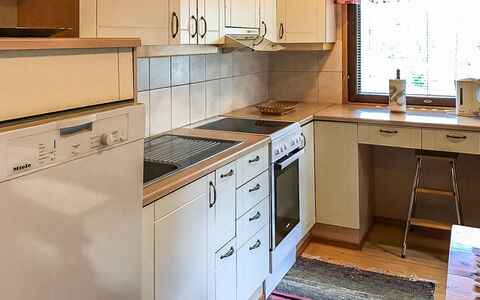 Kallioniemi: Küchengerät, Küche, Cabinetry, Countertop, Flooring, Major Appliance, Möbel, Holz, Interior Design, Fussboden