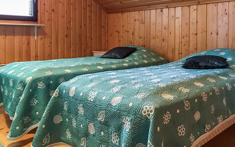 Kallioniemi: Bett, Schlafzimmer, Holz, Bettdecke, Fussboden, Bedding, Flooring, Interior Design, Bettrahmen, Linens