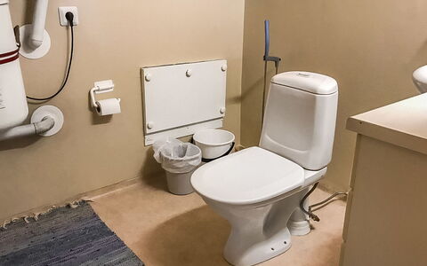 Kallioniemi: Toilleten Sitz, Toilette, Armatur, Badezimmer, Fussboden, Flooring, Installation, Bidet, Fliese