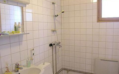 Riitula: Badezimmer, Armatur, Flooring, Bad Sink, Fussboden, Sinken, Installation, Zapfhahn, Interior Design, Zimmer