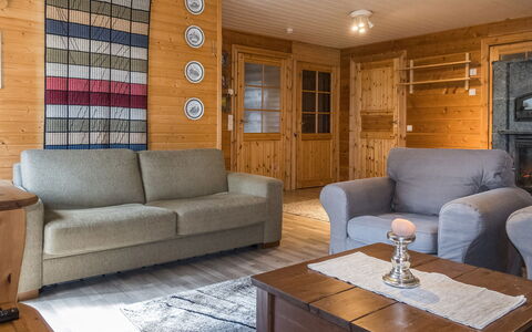 Aurora Cabin: Möbel, Interior Design, Flooring, Couch, Holz, Fussboden, Zimmer, Decke, Wohnzimmer, Tabelle