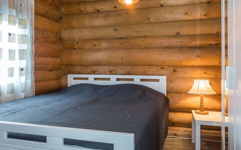 Aurora Cabin: Möbel, Holz, Schlafzimmer, Flooring, Interior Design, Bett, Fussboden, Bedding, Bettdecke, Zimmer