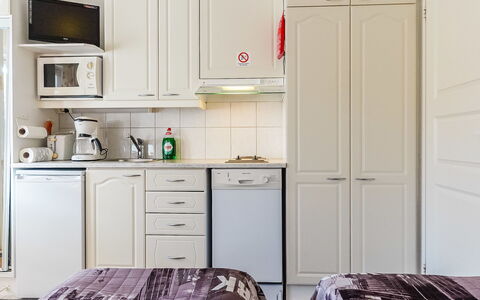 Levi Star 1503: Küchengerät, Cabinetry, Möbel, Major Appliance, Küche, Interior Design, Schrank, Zimmer, Flooring, Countertop