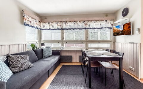 Tahkontilhi e 5: Möbel, Interior Design, Flooring, Couch, Fussboden, Holz, Decke, Zimmer, Wohnzimmer, Wohnung