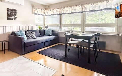 Tahkontilhi e 5: Möbel, Interior Design, Flooring, Fussboden, Couch, Holz, Decke, Zimmer, Wohnung, Wohnzimmer