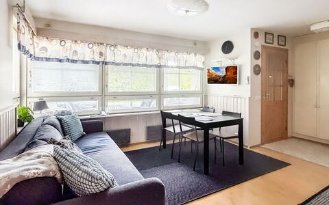Tahkontilhi e 5: Möbel, Interior Design, Flooring, Fussboden, Couch, Holz, Decke, Zimmer, Wohnung, Wohnzimmer
