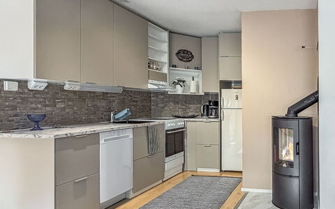 Tahkontilhi e 5: Küchengerät, Möbel, Küche, Major Appliance, Cabinetry, Flooring, Countertop, Haushaltsgerät, Holz, Interior Design