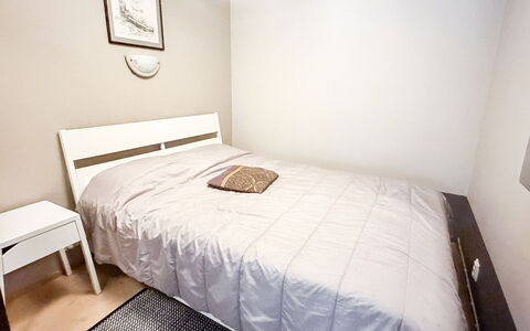 Tahkontilhi e 5: Schlafzimmer, Holz, Fussboden, Flooring, Bett, Bettdecke, Bedding, Interior Design, Bettrahmen, Zimmer