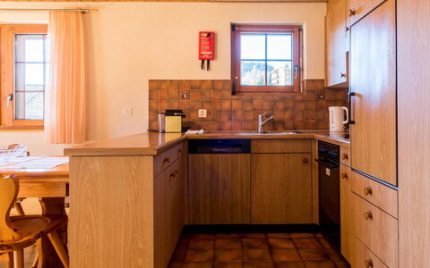 Südlenz 13 1. Og Süd-West: Cabinetry, Möbel, Fenster, Eigentum, Countertop, Gebäude, Schublade, Holz, Stuhl, Küche