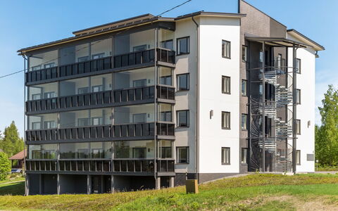 Tahko Spa Red - Golf Apartment: Gras, Haus, Hütte, Grundstueck, Zuhause, Estate, Rasen, Abstellgleis, Bauernhaus, Veranda