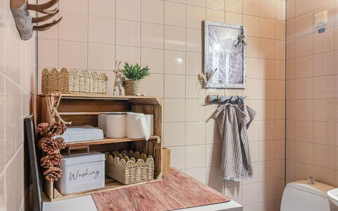 Lupposyöte B1: Interior Design, Flooring, Armatur, Badezimmer, Fussboden, Korb, Zimmer, Installation, Fliese, Zapfhahn
