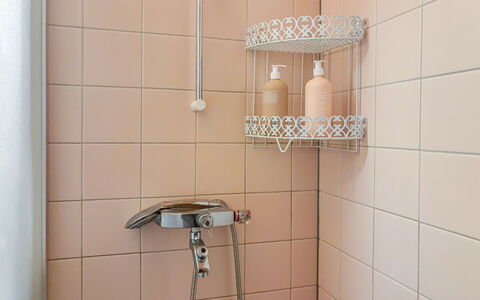 Lupposyöte B1: Badezimmer, Armatur, Installation, Fliese, Zapfhahn, Duschkopf