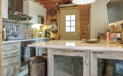 Homma: Holz, Möbel, Interior Design, Küche, Decke, Zuhause, Countertop, Light Fixture, Beleuchtung, Flooring