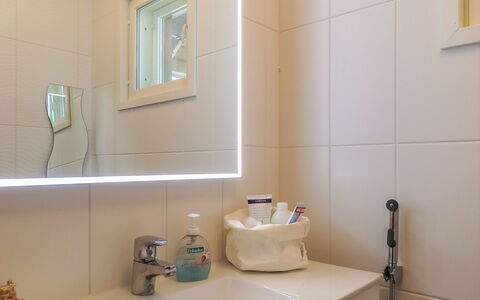 Homma: Wand, Interior Design, Armatur, Beleuchtung, Flooring, Badezimmer, Installation, Zapfhahn, Spiegel, Bad Sink