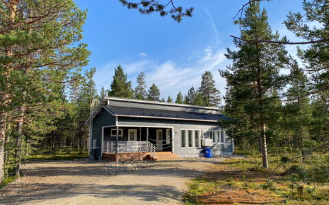 Kuukkeli: Möbel, Interior Design, Flooring, Fussboden, Tabelle, Decke, Küche & Esszimmer Tisch, Beleuchtung, Stuhl, Zuhause