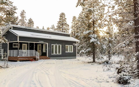 Kuukkeli: Möbel, Interior Design, Flooring, Fussboden, Tabelle, Decke, Küche & Esszimmer Tisch, Beleuchtung, Stuhl, Zuhause