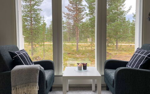 Kuukkeli: Möbel, Interior Design, Flooring, Fussboden, Tabelle, Decke, Küche & Esszimmer Tisch, Beleuchtung, Stuhl, Zuhause