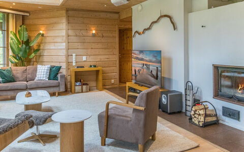 Villa Lumo (Ent. Ylläskyrö): Möbel, Interior Design, Flooring, Fussboden, Couch, Holz, Decke, Wohnzimmer, Holzboden, Zimmer