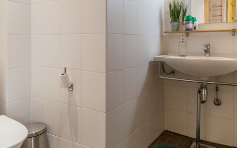 Villa Lumo (Ent. Ylläskyrö): Badezimmer, Flooring, Armatur, Wand, Interior Design, Fussboden, Bad Sink, Holz, Toilleten Sitz, Toilette