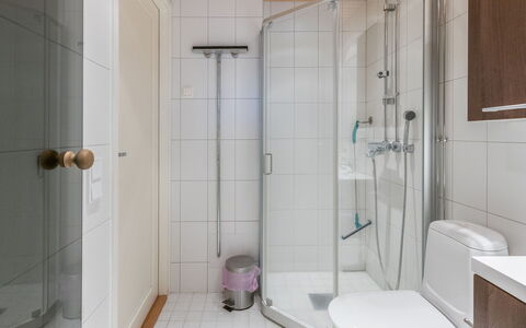 Yllästar 3 As 508: Badezimmer, Armatur, Flooring, Interior Design, Fussboden, Bad Sink, Sinken, Toilette, Dusche, Installation