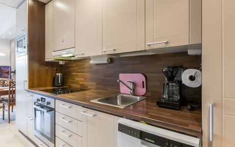 Yllästar 3 As 508: Küchengerät, Countertop, Küche, Cabinetry, Möbel, Major Appliance, Interior Design, Flooring, Holz, Haushaltsgerät