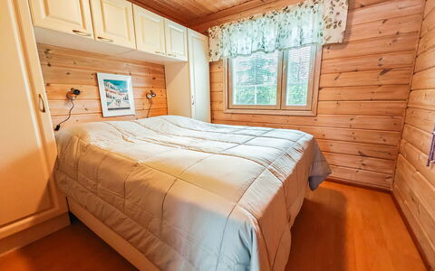 Ylläs-Ropo 5A: Holz, Schlafzimmer, Fussboden, Flooring, Interior Design, Bett, Bettdecke, Möbel, Zimmer, Bedding