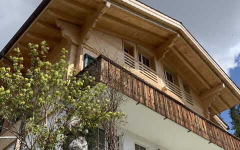 Meieli: Wolke, Himmel, Pflanze, Eigentum, Gebäude, Fenster, Holz, Grundstueck, Gras, Landschaft