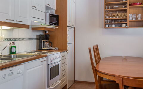 Peiponpesä B: Möbel, Küche, Countertop, Küchengerät, Flooring, Cabinetry, Major Appliance, Holz, Interior Design, Fussboden