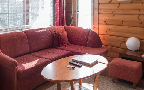 Peiponpesä B: Möbel, Holz, Interior Design, Flooring, Fussboden, Wohnzimmer, Tabelle, Zimmer, Couch, Holzbeize